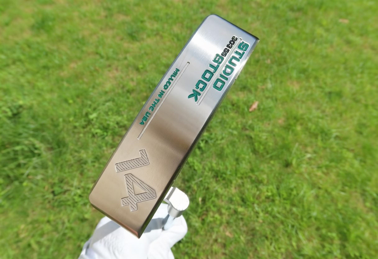 Golf Clubs - Nuevo putter de golf Studio Stock